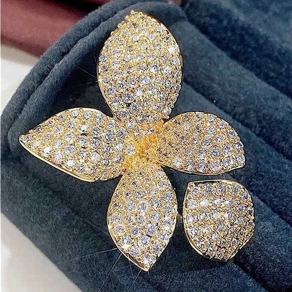 Gold Four Leaf Clover Zircon Ring - Picture 3 of 6